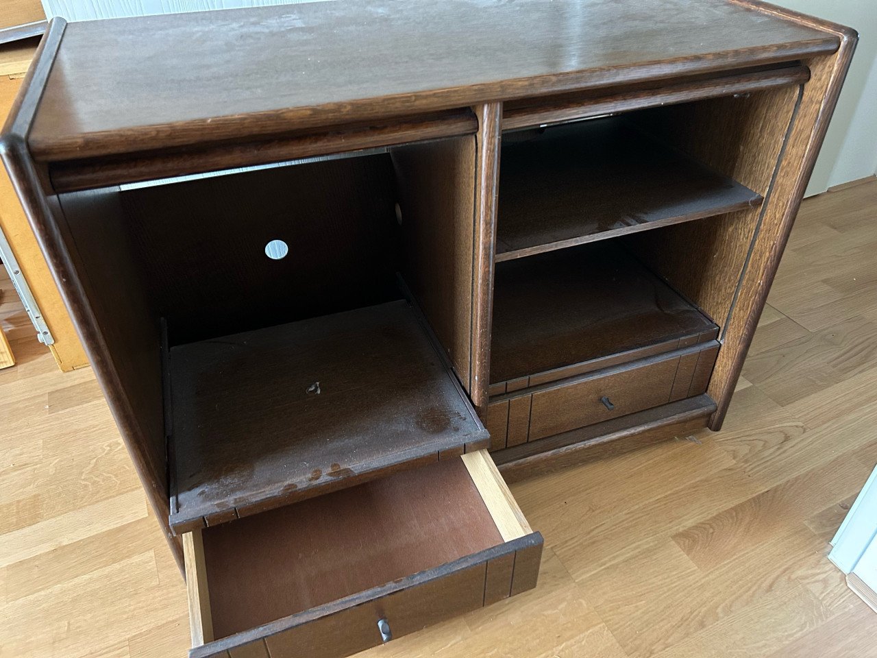 GRATIS Kastje /stereo meubel