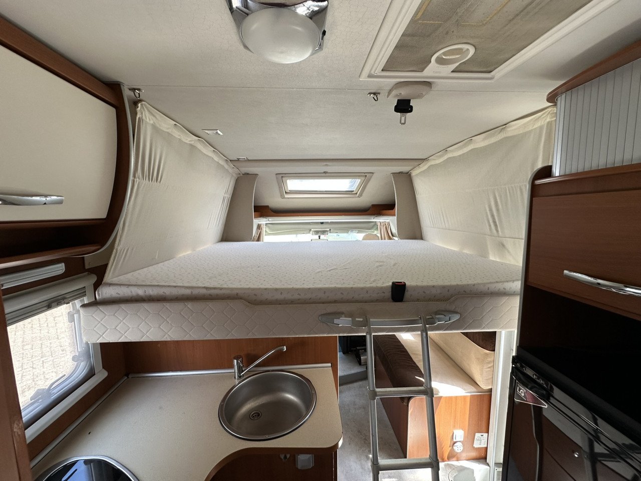 Comfortabel reizen in stijl – ontdek de McLouis MC4-75, 2012, lengtebedden