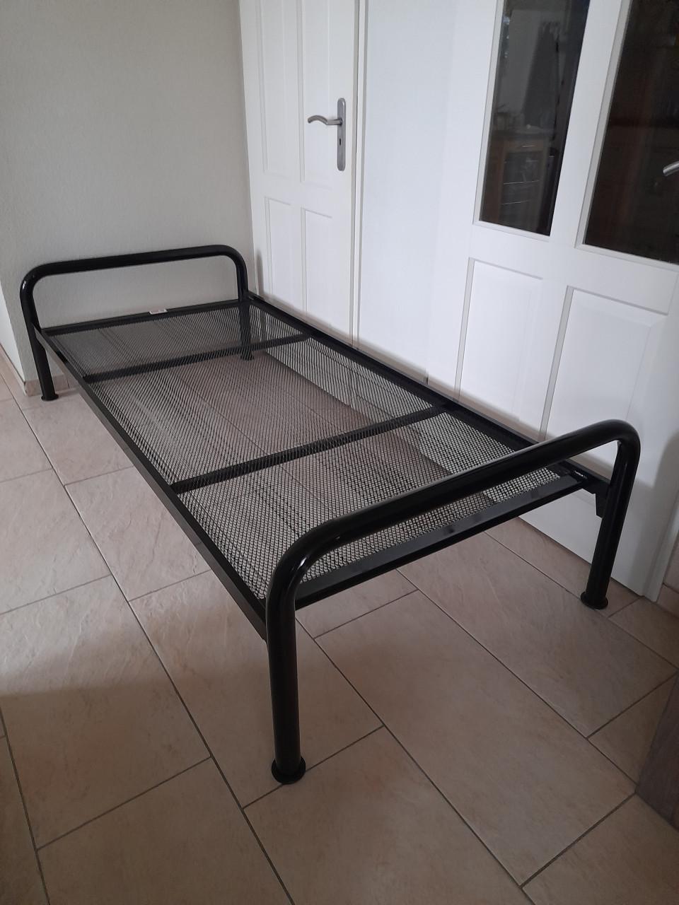 Metalen 1 Persoons bed 90 x 200 (in goede nette staat )