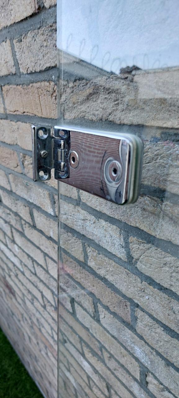 Luxe glazen douchedeur met glazenzijwand