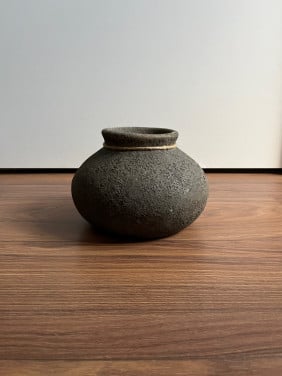 Stenen grijze pot