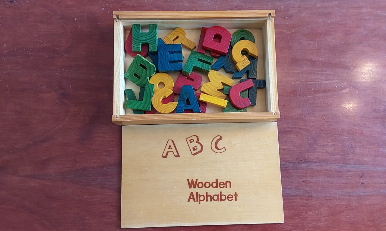 Houten alfabet puzzel met 26 losse houten gekleurde letters