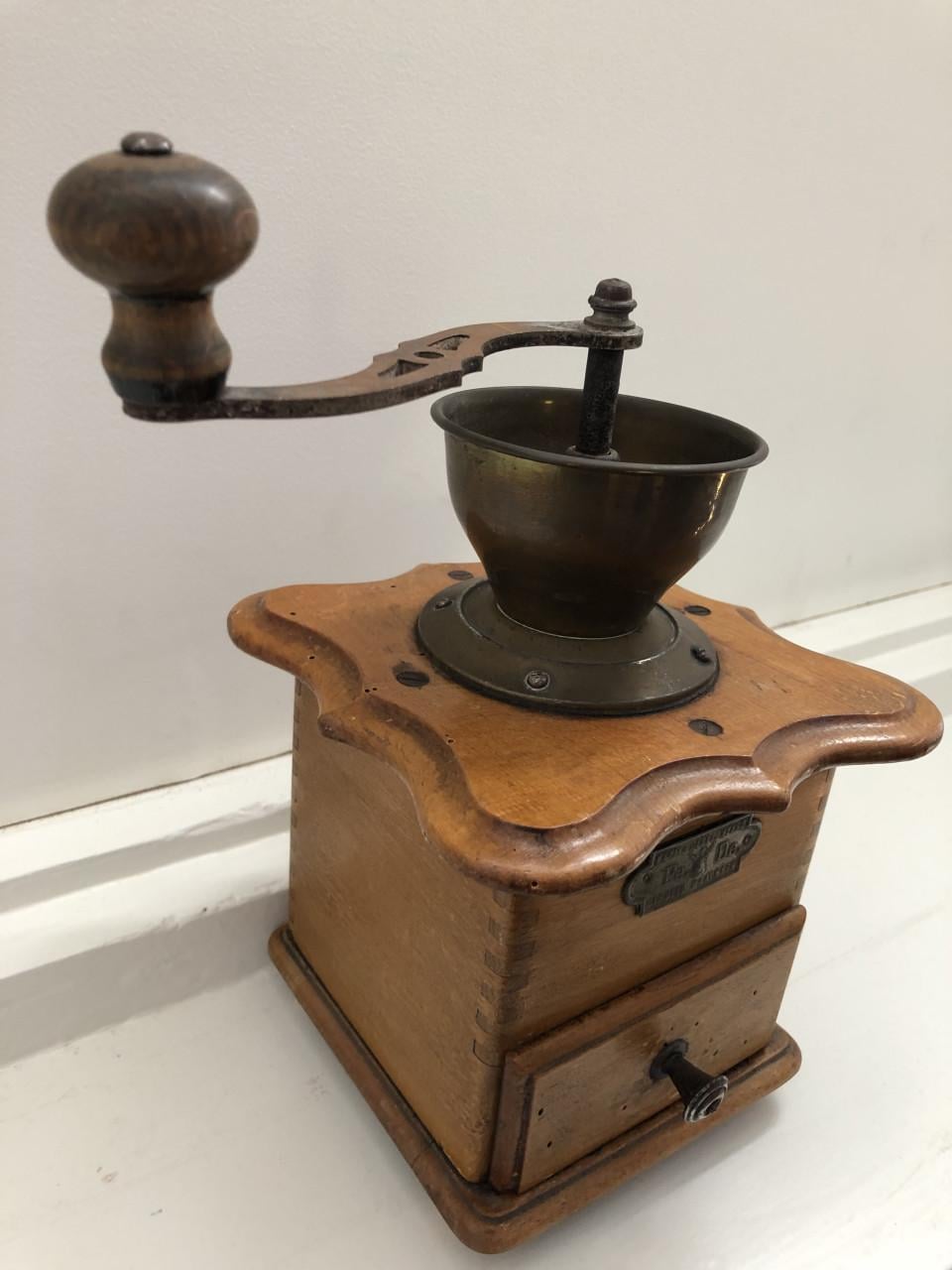 Mooie oude brocante schoot koffiemolen van het merk PéDé