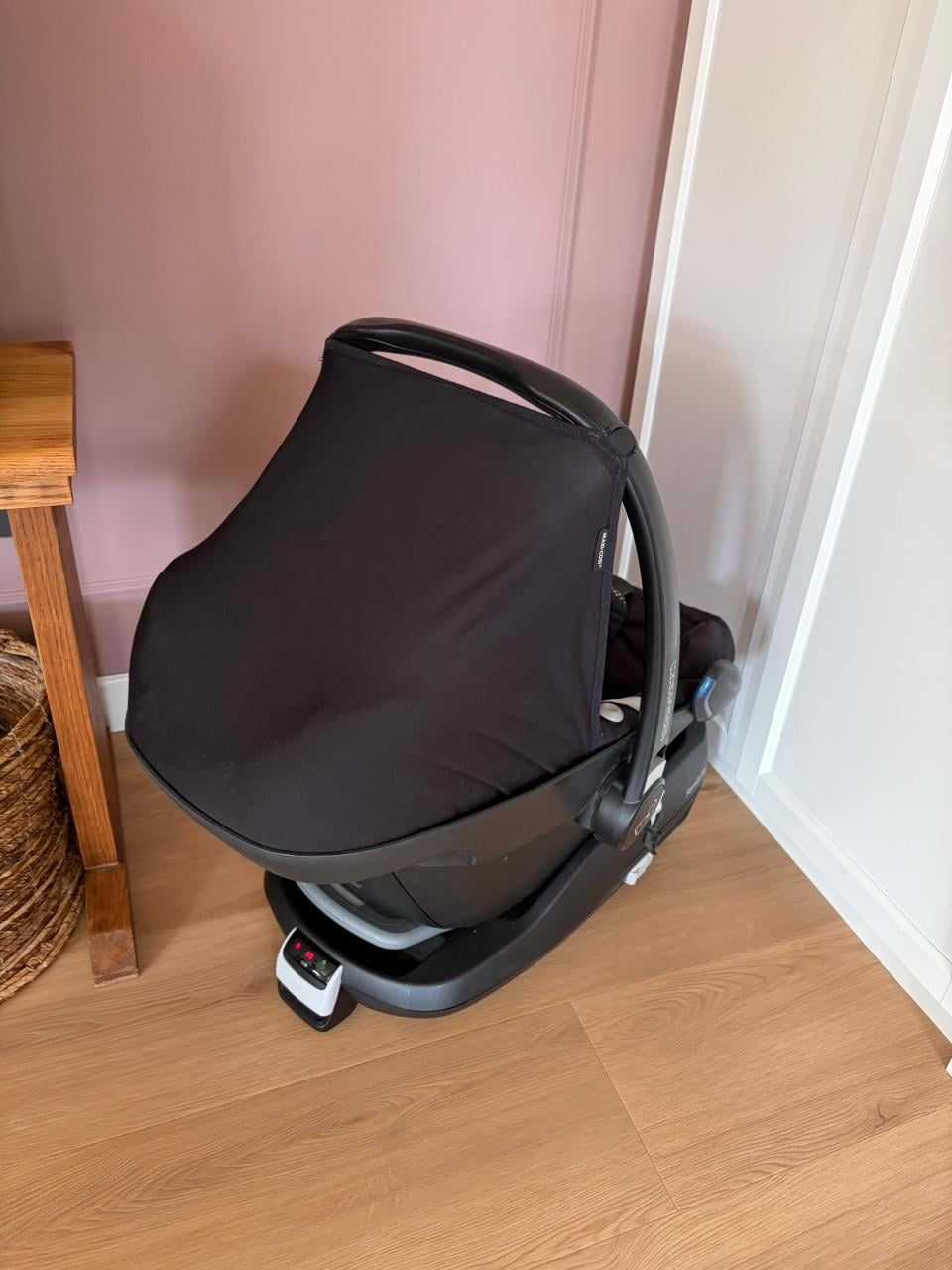 Maxi-Cosi Pebble + FamilyFix isofix base