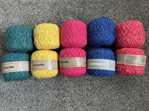10 bolletjes  katoenen garen.