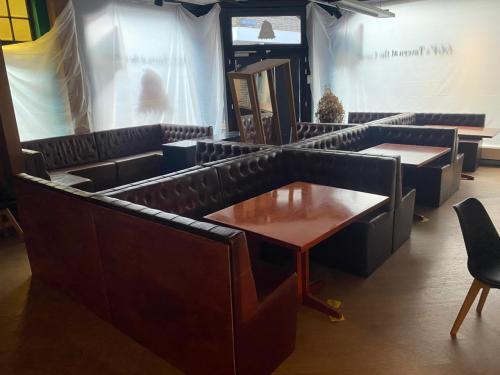 Luxe Chesterfield Horeca Hoekbanken – 8 sets beschikbaar