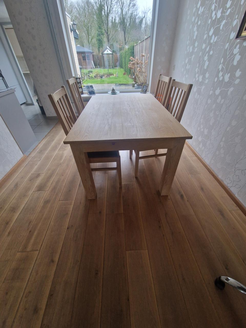 Mooie 4 persoons eiken eettafel met stoelen