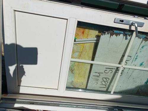 Kunststof deur + (stel-)kozijn 225 x 93 cm (233 x 103 cm). Gratis afhalen.