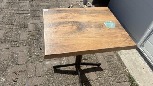 Terras tafeltje buiten tafel