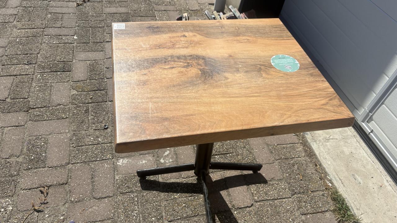 Terras tafeltje buiten tafel
