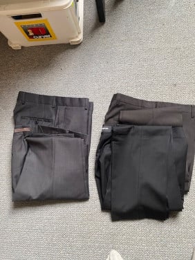4 nette pantalons, 2 zwart en 2 donkergrijs