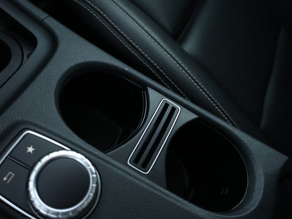 Mercedes-Benz Gla-klasse 180 business solution amg line | panoramadak | cru