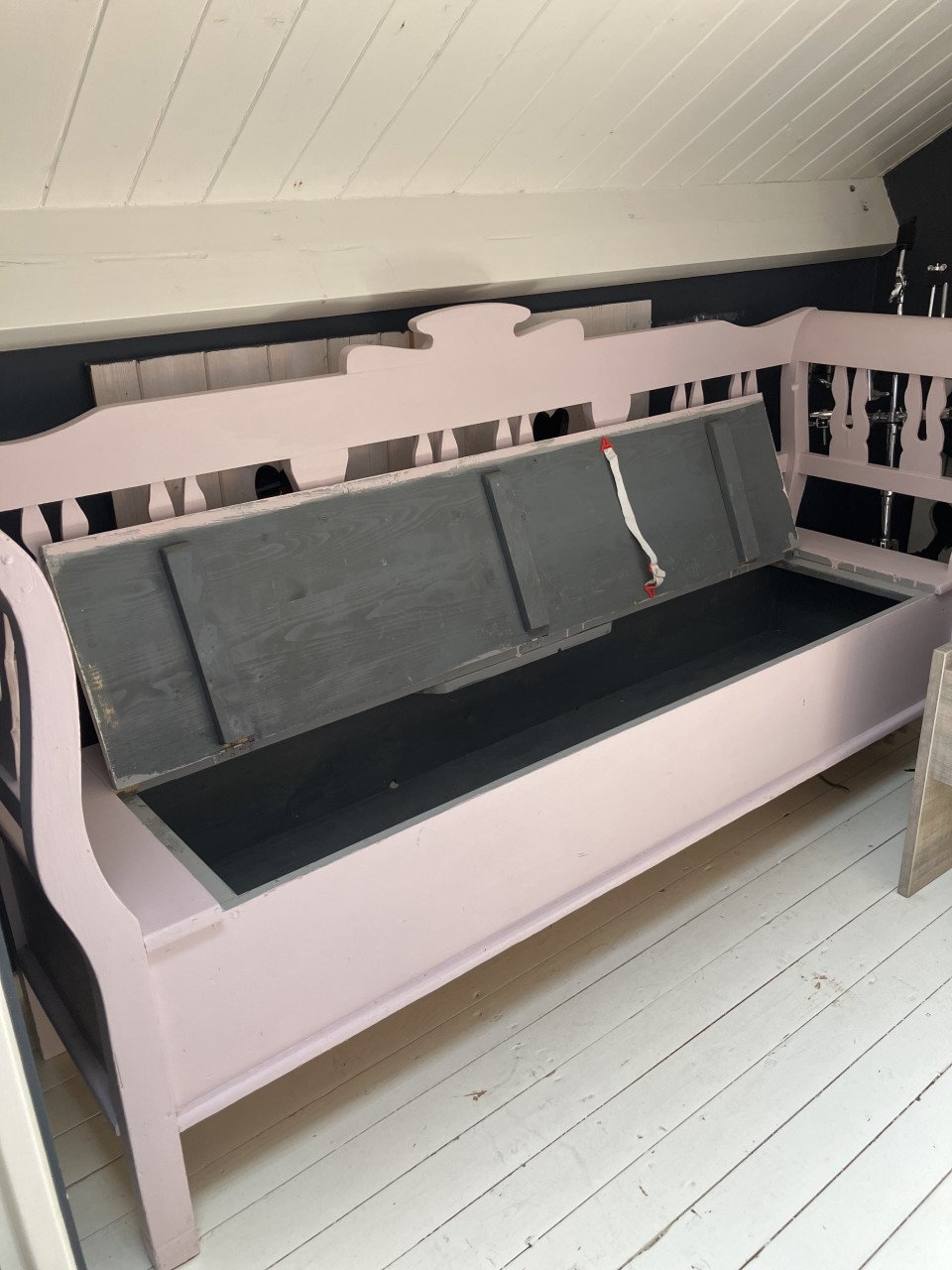 Oudroze houten klepbank