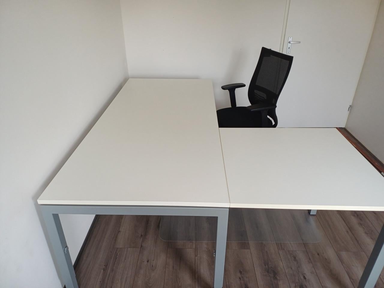 Bureau, bureaustoel en stoelmat