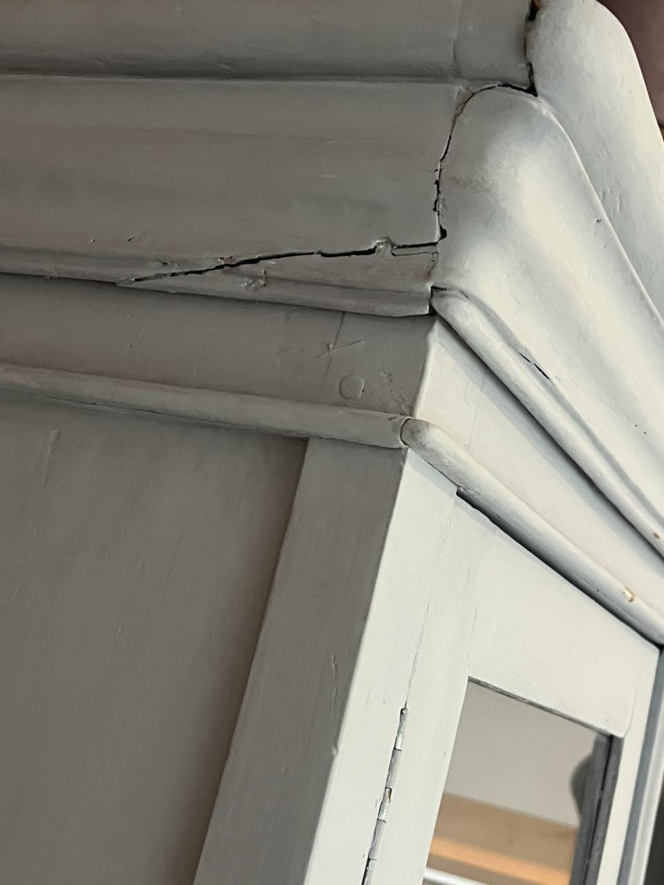 Opknappertje! Antieke servieskast met krijtverf