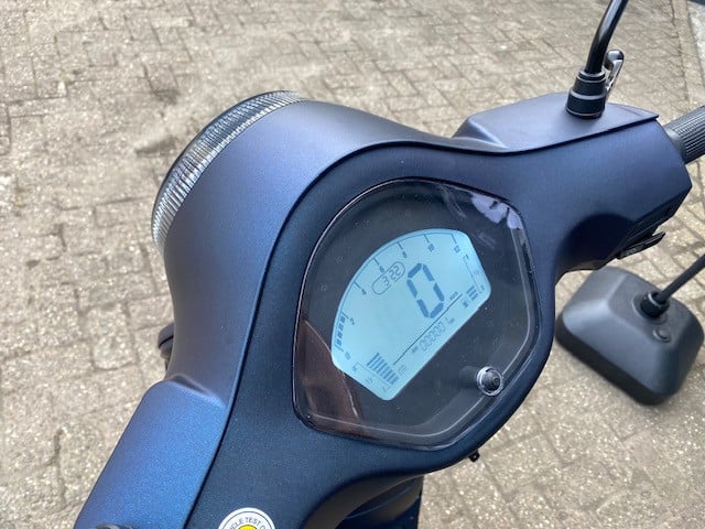 Aanbieding nieuwe vespa look Santini Capri scooters direct leverbaar 1899 e
