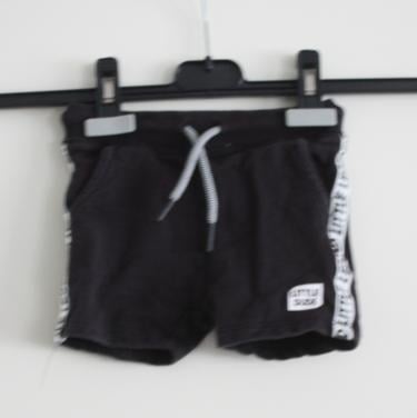 Zwarte korte broek met witte bies  maat 74