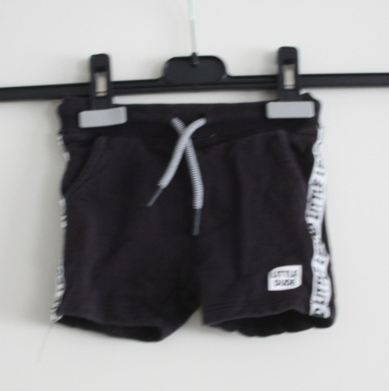 Zwarte korte broek met witte bies  maat 74