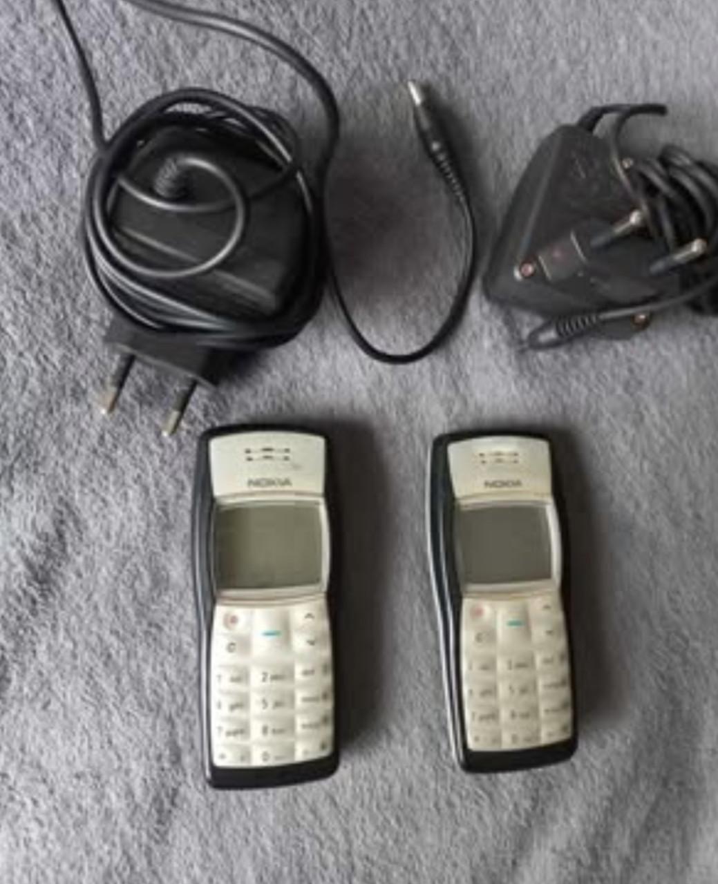 2 x Nokia 1100 mobieltjes.