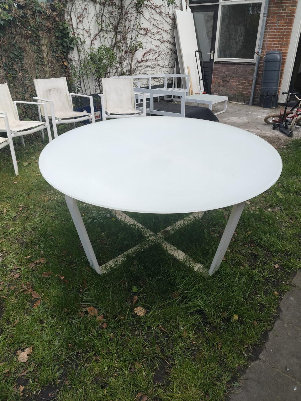 Ronde tafel en 4 stoelen  buiten terras