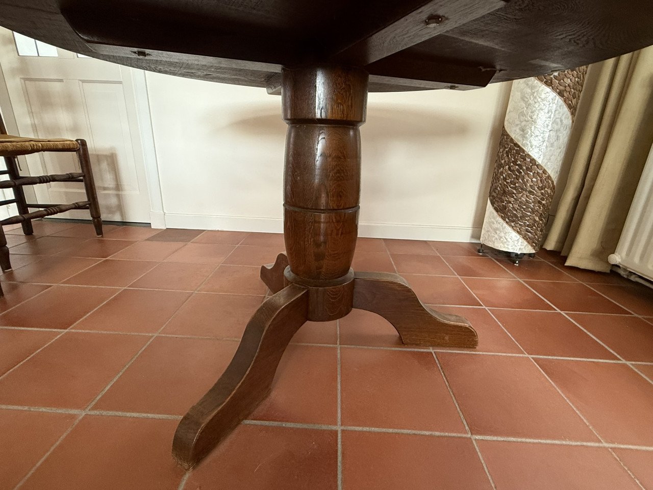 Te koop aangeboden: ronde tafel en 4 bijpassende stoelen