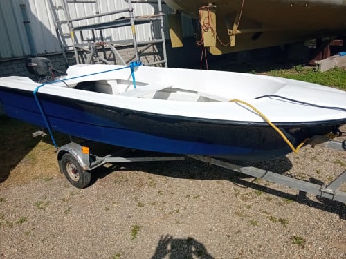 Leuk polyester bootje met motor en trailer
