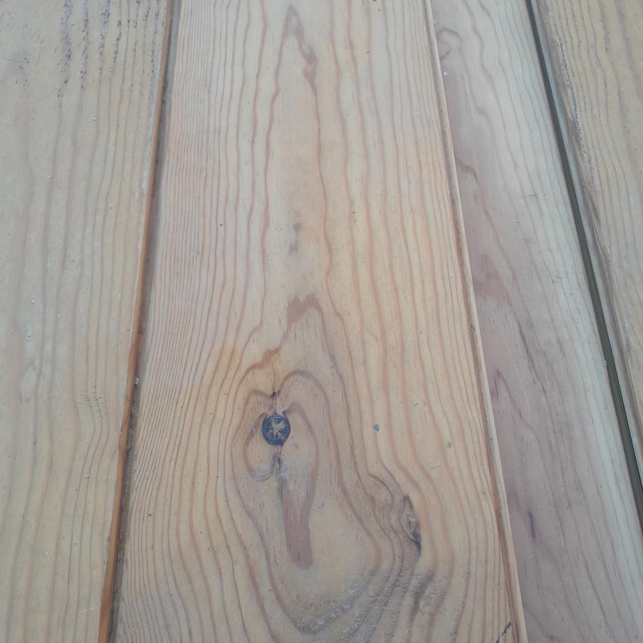 Grenen houtenvloerdelen, met mes en groef.