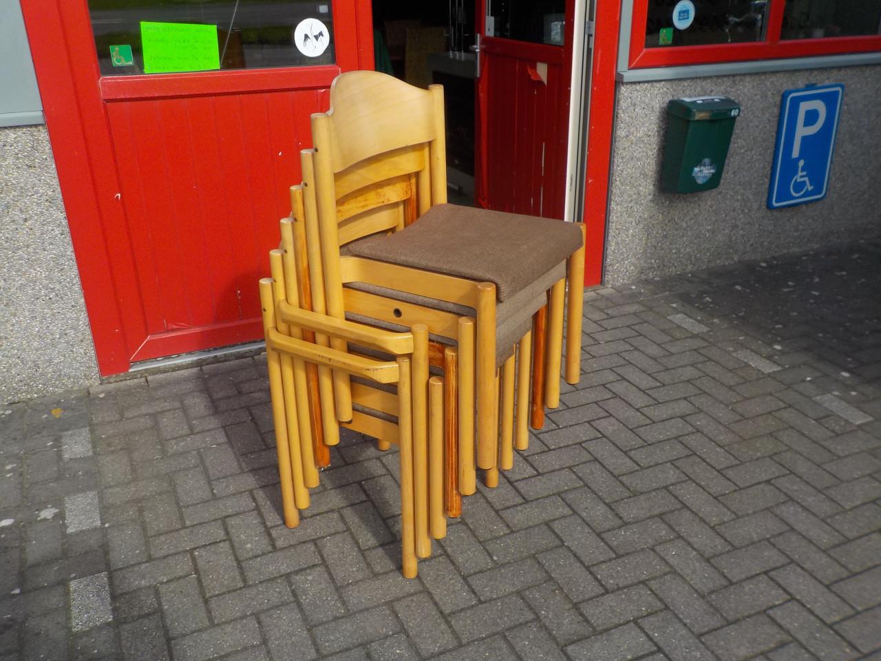 6 mooie kwaliteit stevige stapelstoelen setprijs 60 euro