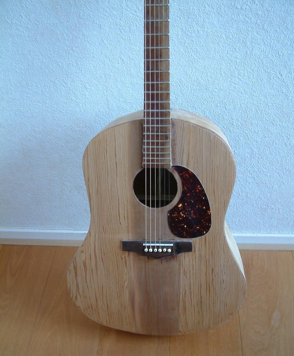 Jumbo gitaar -of wel grote kast gitaar goede bas  en klank