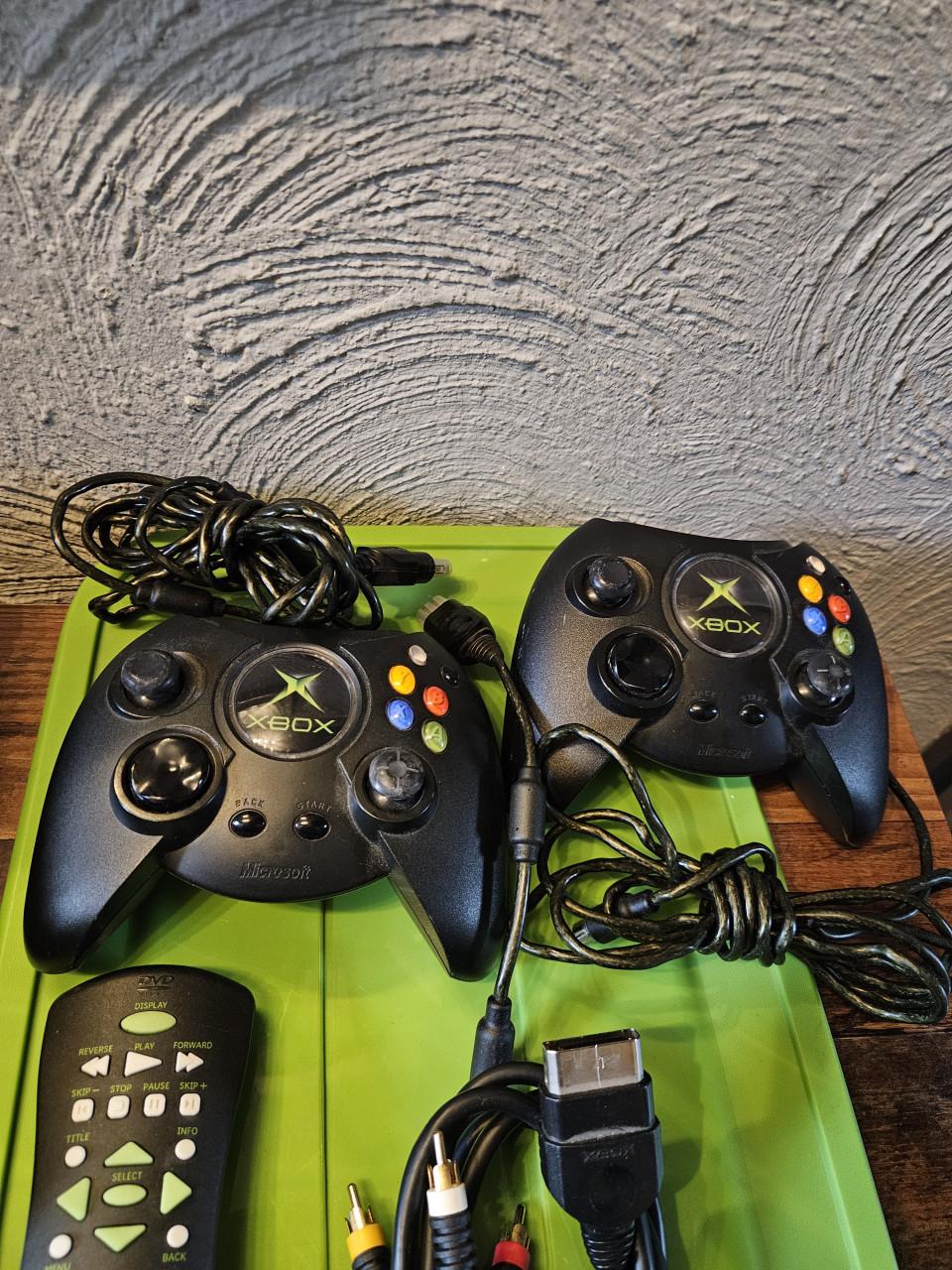 Originele Xbox met 2 controllers en afstandsbediening