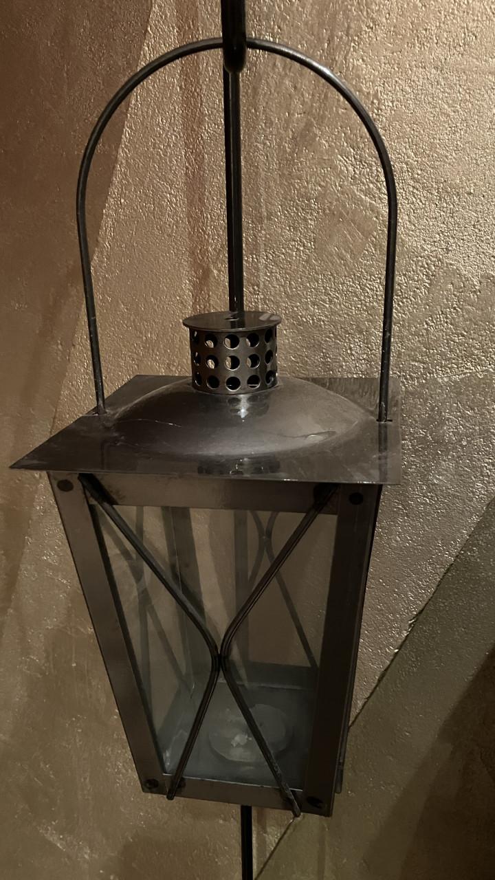 Zware stalen kandelaar op voet