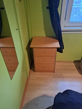 GRENEN NACHTKASTJE MET 3 LADES.