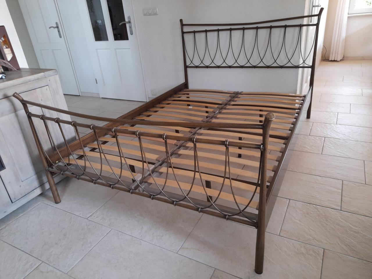 2 persoons bed 140 x 200 ( in goede nette staat )  Eventueel met nachtkast