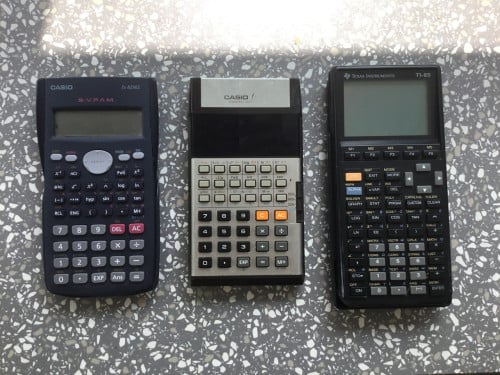 Rekenmachines waaronder één grafische rekenmachine Texas Instruments Ti85.