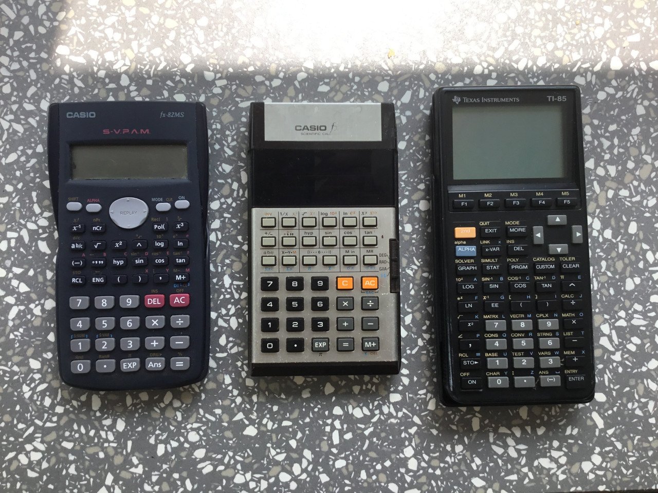Rekenmachines waaronder één grafische rekenmachine Texas Instruments Ti85.