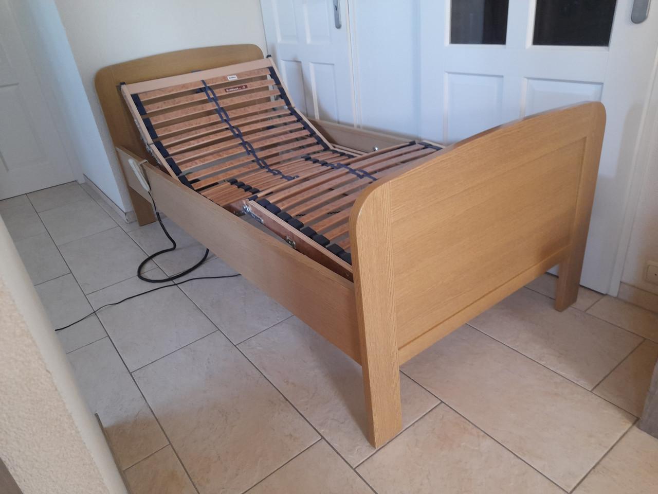 Senioren bed met elektrisch verstelbare lattenbodem 90 x 200(in goede staat