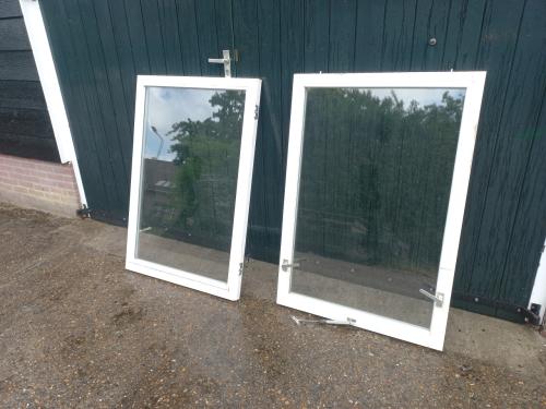 Hardhouten kozijnen met dubbel glas,zo goed als nieuw