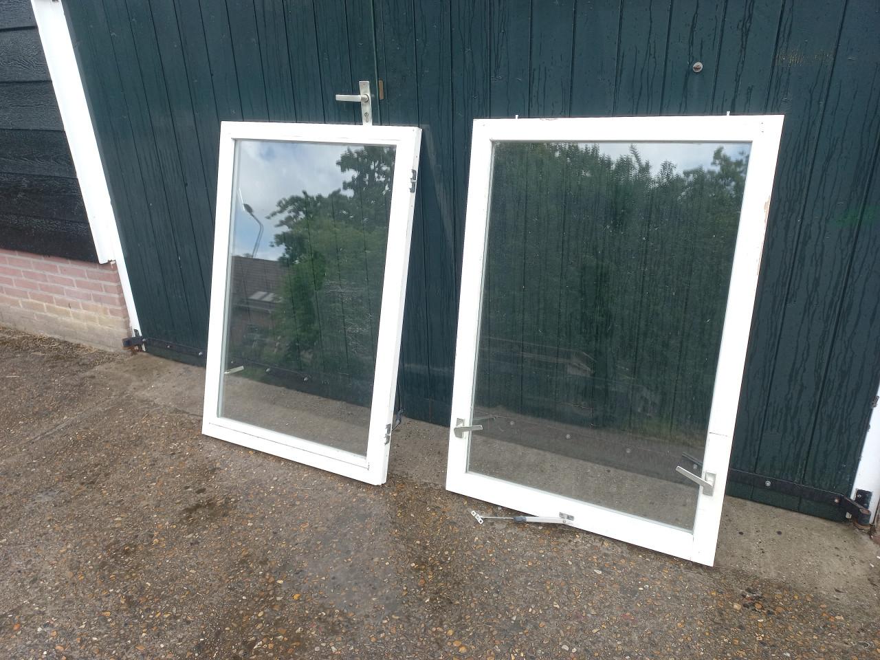Hardhouten kozijnen met dubbel glas,zo goed als nieuw
