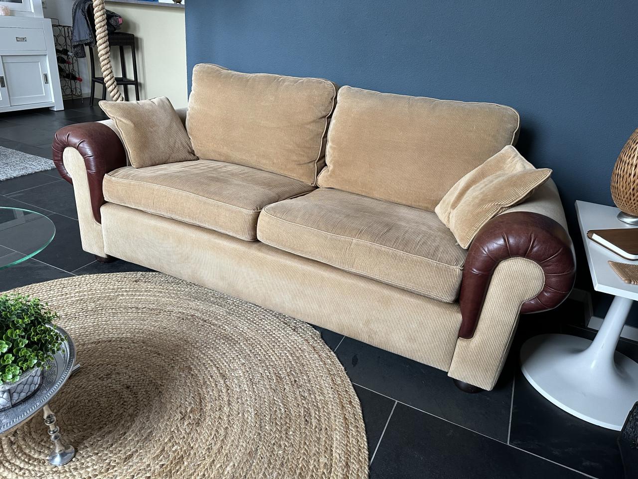 Bank met leren armstukken