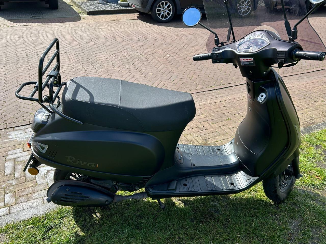 BTC Riva scooter 2022 blauw kenteken
