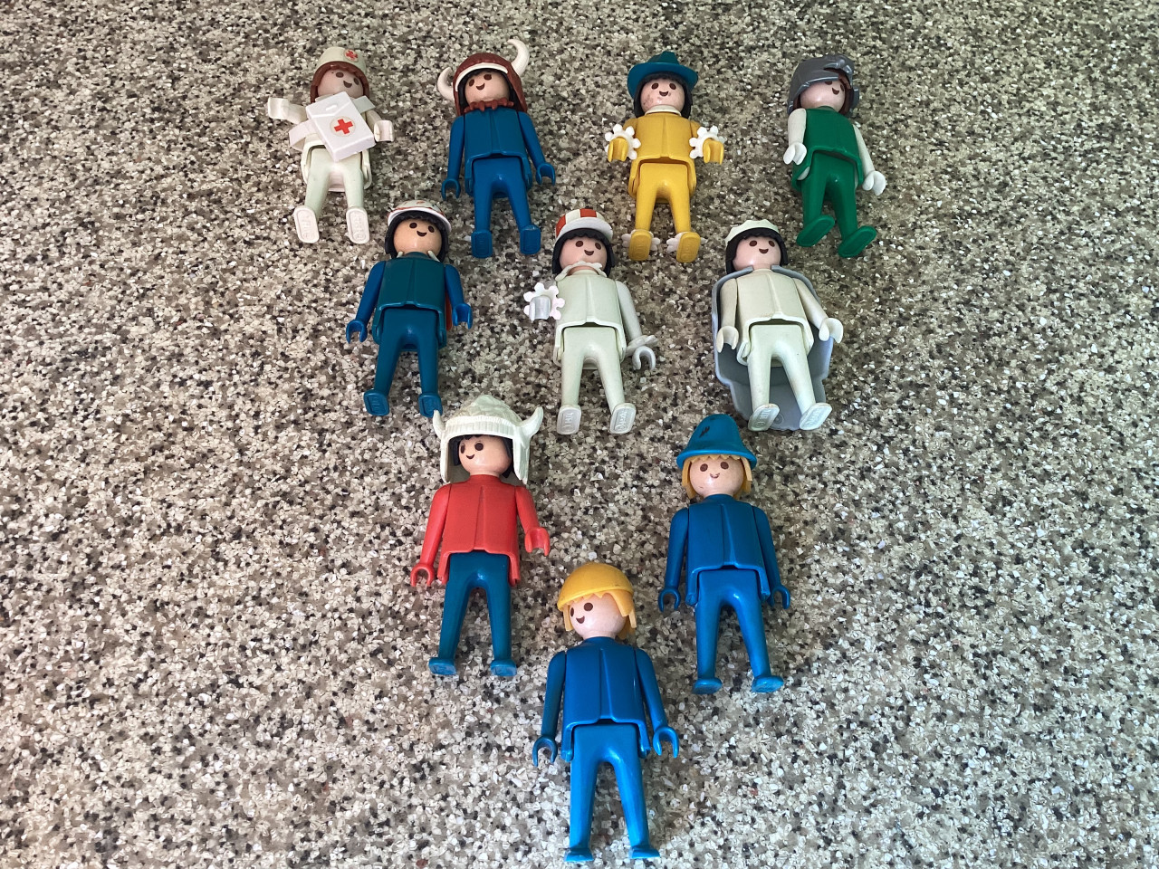 60 verschillende Playmobil poppetjes.