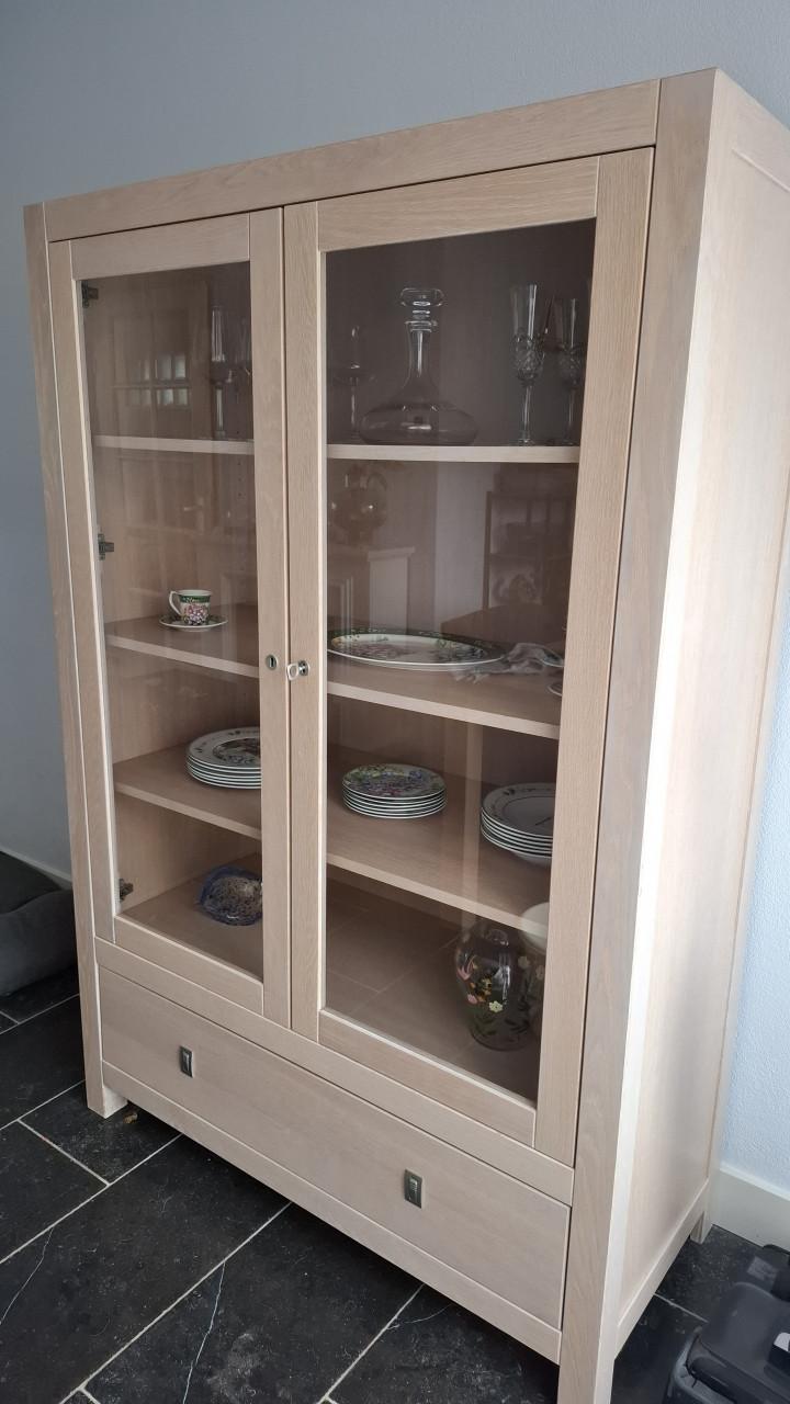 Buffetkast, eetkamertafel met stoelen, tv meubel en bijzettafel