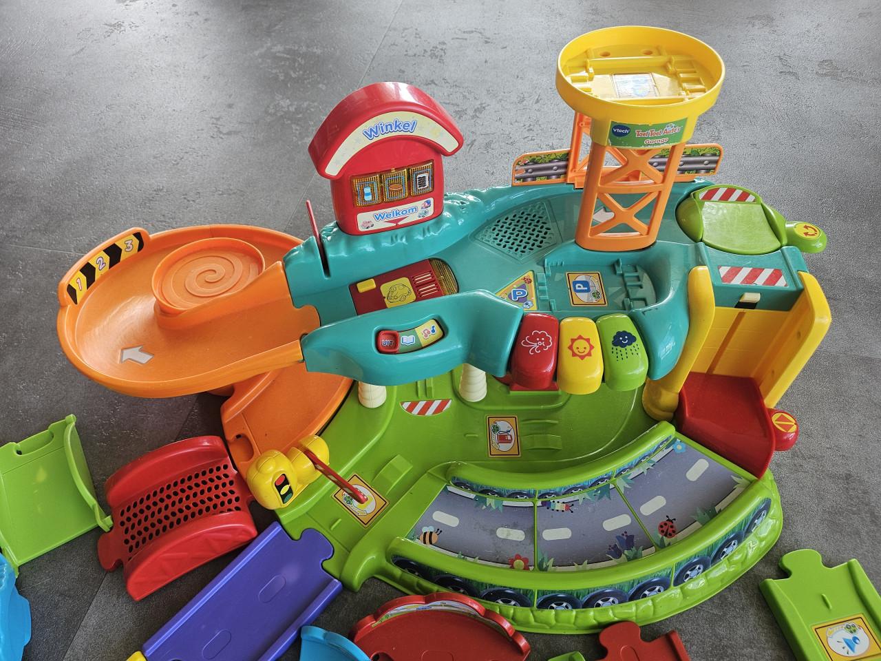 Vtech toet toet garage met veel baandelen en 5 auto's