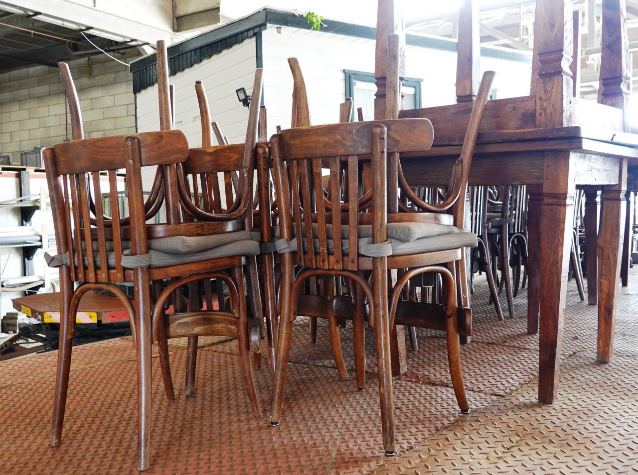 Partij horeca meubilair houten tafels, stoelen, bartafels, barkrukken