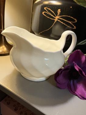 Roomwitte sauskom van Wedgwood.