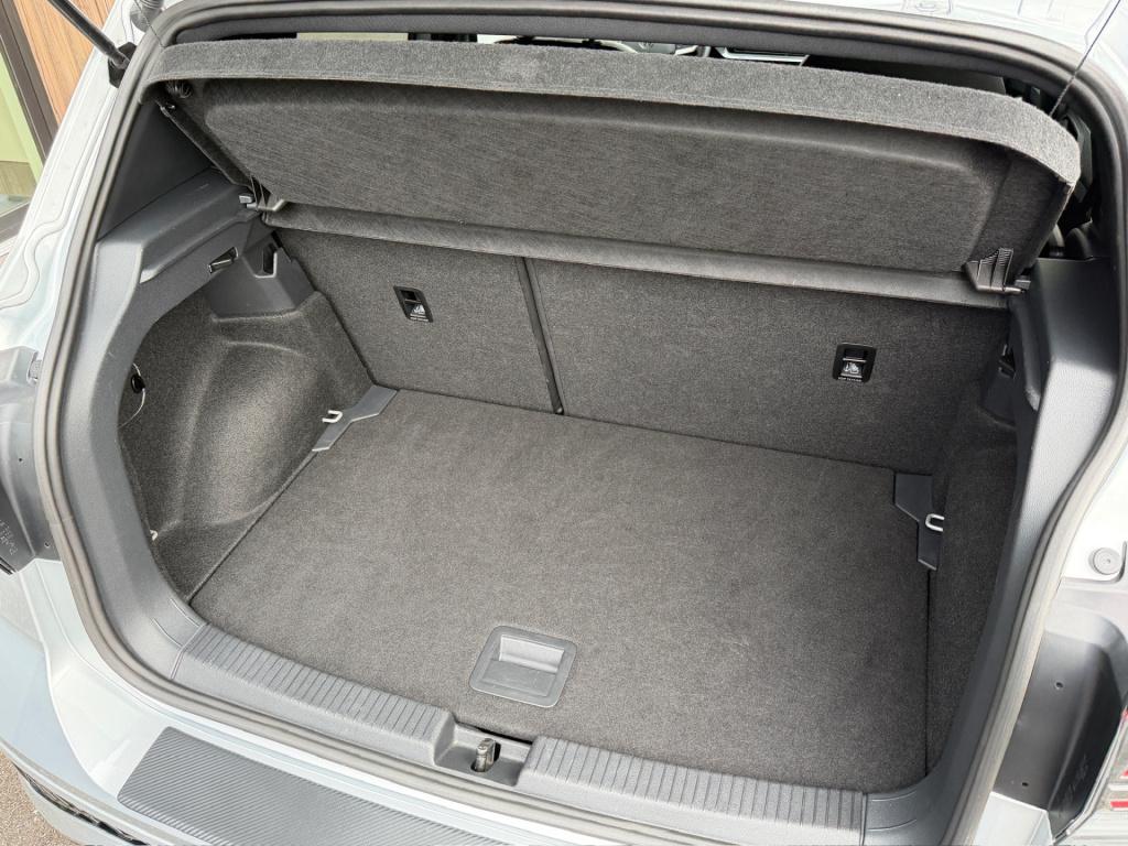 Volkswagen T-cross 1.5 tsi 150pk dsg r-line | camera | trekhaak | navi | iq