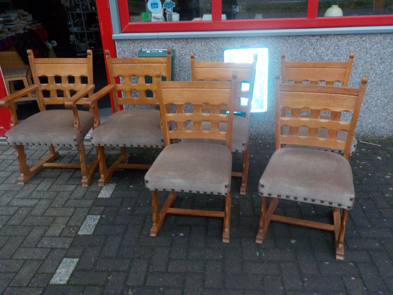 4 zeer stevige stoelen + 2 armleuning stoelen in zeer goede staat