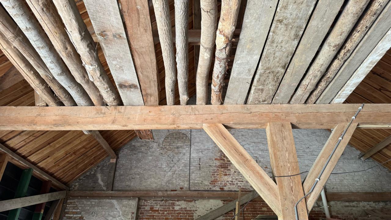 Houten balken, planken en boomstammen.