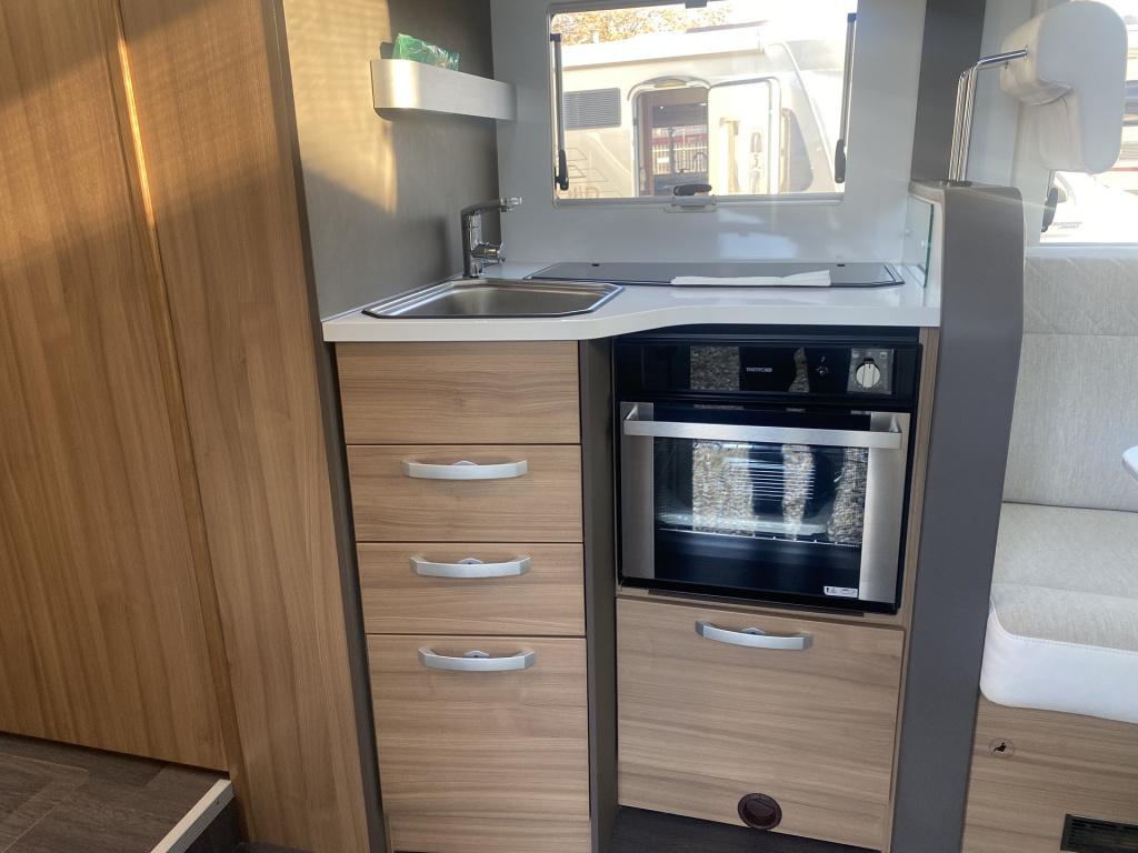Adria Onbekend matrix 670dl luxe gezinscamper vol comfort en vrijheid! zate