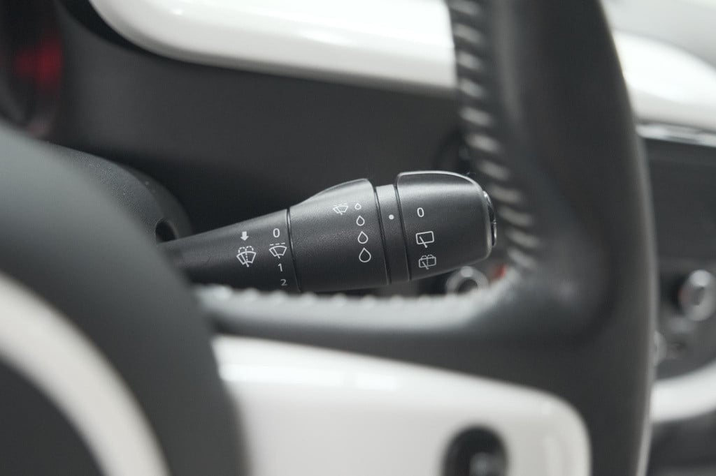 Renault Twingo sce limited | parkeersensoren | bluetooth | airco | 15 inch 
